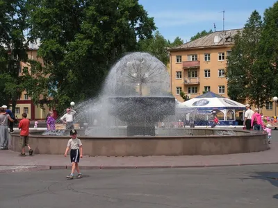 Фото фонтан на площади в городе Осинники