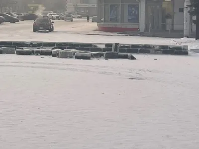 Снежный городок из черного льда возмутил жителей кузбасского города