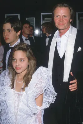 Анджелина Джоли и ее отец, Джон Войт, на красной ковровой дорожке в 1986 |  Пикабу