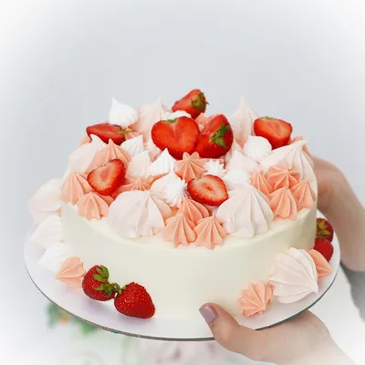 Кремовый торт с ягодами \"Клубника и меренга\" заказать с доставкой в СПБ