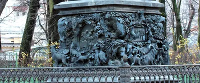 Памятник Крылову в Санкт-Петербурге в Летнем саду