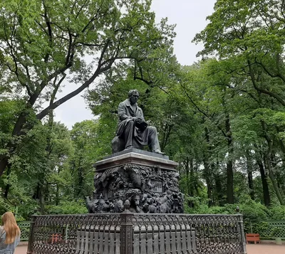 Памятник Ивану Андреевичу Крылову в Летнем саду Санкт-Петербурга