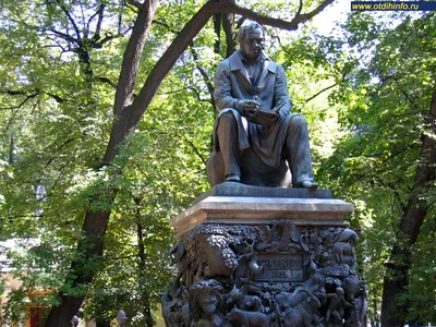 Памятник И. А. Крылову в Летнем саду