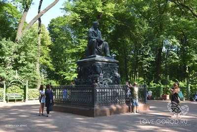 Памятник Крылову в Петербурге