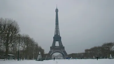 Скачать 1152x864 эйфелева башня, париж, франция, трамвай, зима, снег,  рельсы, облака обои, картинки стандарт 4:3