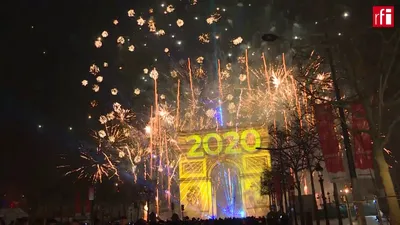 2020 год встретили в Париже световым шоу и салютом - YouTube