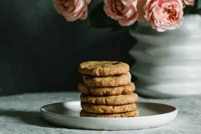 Простой рецепт печенья на кефире: на чем приготовить печенье, чтобы оно  было хрустящим | FoodOboz