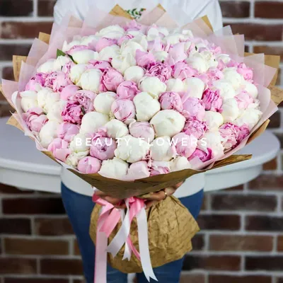 Пионы: микс из белых и розовых пионов с листьями эвкалипта по цене 14143 ₽  - купить в RoseMarkt с доставкой по Санкт-Петербургу