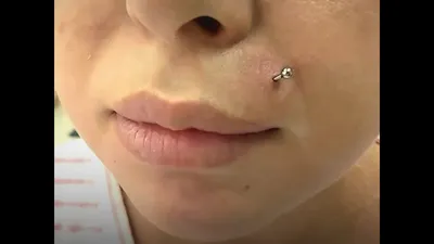 Пирсинг верхней губы Монро, проколоть губу в Днепре - YouTube