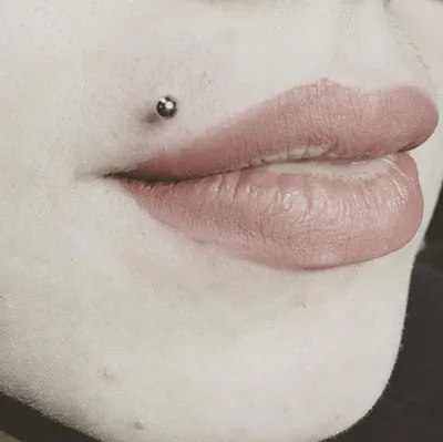 Пирсинг губы Монро — сделать прокол монро в Москве без боли и по отличной  цене в салоне Tattoo Times