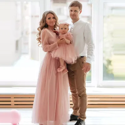 Очаровательные розовые платья для мамы и дочки, кружевные длинные  Официальные Вечерние платья с перьями на спине для семейного образа -  купить по выгодной цене | AliExpress