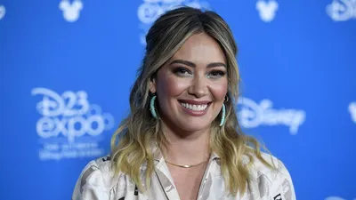 Fans Think Hilary Duff and Victoria Pedretti Are Celebrity Lookalikes |  Teen Vogue