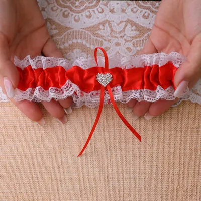 Подвязка невесты с красной атласной лентой \"Heart\" - заказать в  интернет-магазине «Пион-Декор» или свадебном салоне в Москве