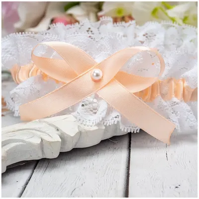 Свадебная подвязка невесты \"Персиковый стиль\" из белого кружева с атласной  тесьмой светлого розового оттенка и перламутровой бусиной — купить в  интернет-магазине по низкой цене на Яндекс Маркете