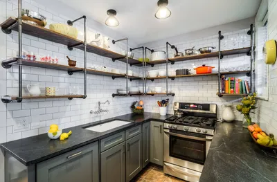 Кухня с полками вместо навесных шкафов: фотографии реального интерьера
