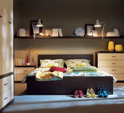 Полки над кроватью в спальне: стеллажи, с подсветкой, фото оформления  комнаты