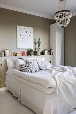 Полка над кроватью в спальне - удобная и простая идея обустройства