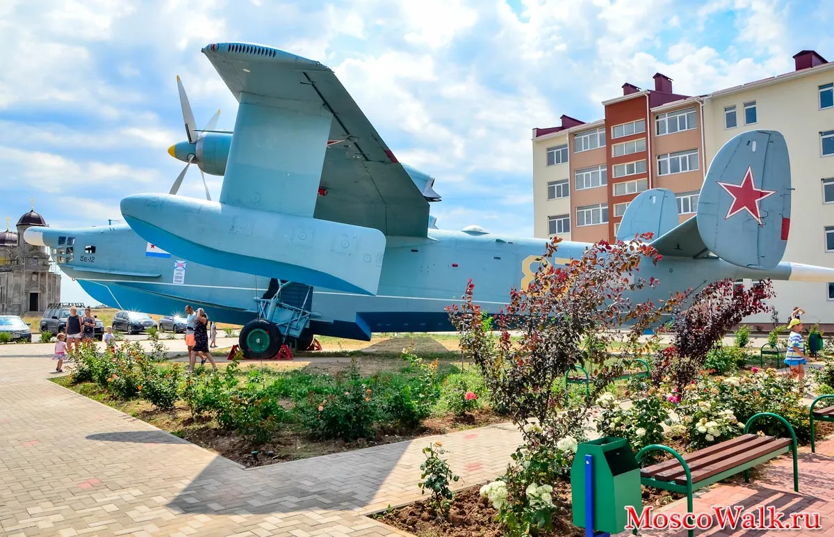 Симферополь поселок мирный. Мирный Евпатория Крым. Посёлок Мирный Крым. Самолет бе 12 Донузлав. Город Евпатория поселок Мирный.