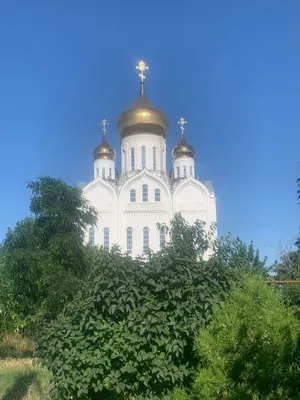 Храм Святой Живоначальной Троицы, православный храм, ул. Комарова, 44,  посёлок Приазовский — Яндекс Карты