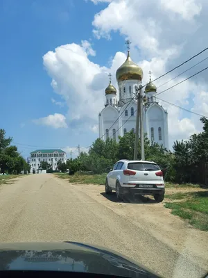 Храм Святой Живоначальной Троицы, православный храм, ул. Комарова, 44,  посёлок Приазовский — Яндекс Карты