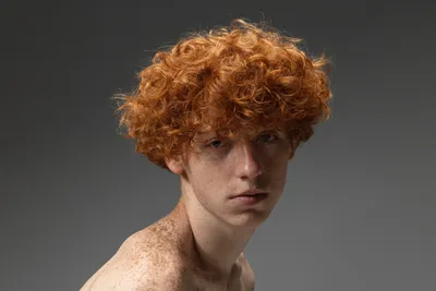 Мужские стрижки на кудрявые волосы [25 фото] – самые модные прически для  вьющихся волос в 2023 году