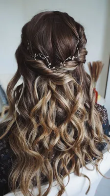 Hairstyle hair waves | Длинные волосы на выпускной, Прическа для выпускного  бала, Современные прически