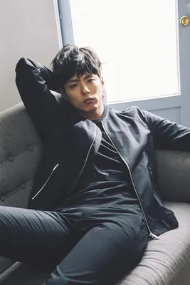 Фото Южнокорейский актер Пак Бо Гом / Park Bo Gum позирует, сидя на диване