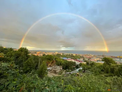 Радуга над морем с лодкой стоковое фото. изображение насчитывающей свет -  164384164