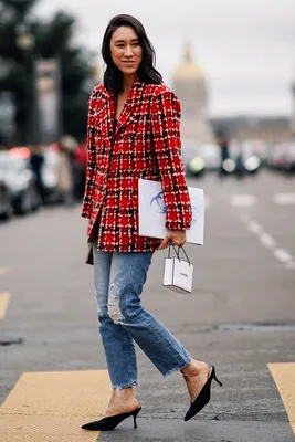 Как носить рваные джинсы после 30 и выглядеть классно | Vogue Russia