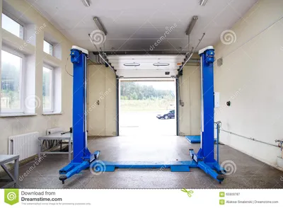 Интерьер гаража ремонта автомобиля Стоковое Изображение - изображение  насчитывающей станция, гараж: 65909787