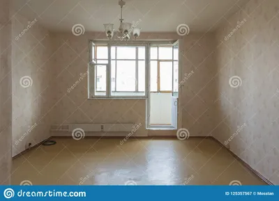 Пустая комната с балконом, после ремонта Стоковое Изображение - изображение  насчитывающей канделябр, отавы: 125357567