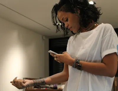 Рианна в тату-салоне | Rihanna1.ru