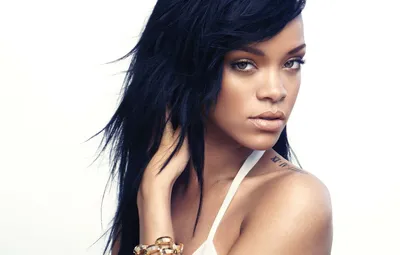 Обои взгляд, лицо, волосы, тату, белый фон, браслет, певица, Rihanna  картинки на рабочий стол, раздел девушки - скачать