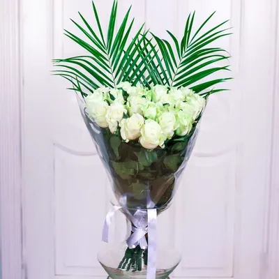Букет 25 белых роз с робелини купить с доставкой в СПб