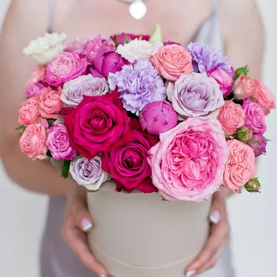 Букет в коробке роза Бомбастик, роза розовая Эквадор, сиреневая гвоздика  (букет 134), Цветы и подарки в Москве, купить по цене 5300 руб, Цветы в  коробке в MM Flowers с доставкой | Flowwow