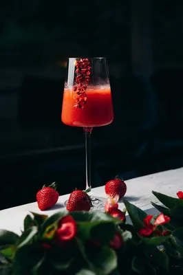 Фото zum Thema Rossini ist ein Cocktail aus Prosecco oder Champagner und Erdbeerpüree; Поп-фотография в современном стиле – Bild zu Trinken auf Unsplash