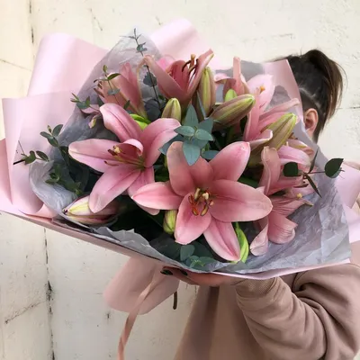 Розовые лилии, Цветы и подарки в Краснодаре, купить по цене 2750 руб,  Монобукеты в Moon Flower с доставкой | FlowWoW