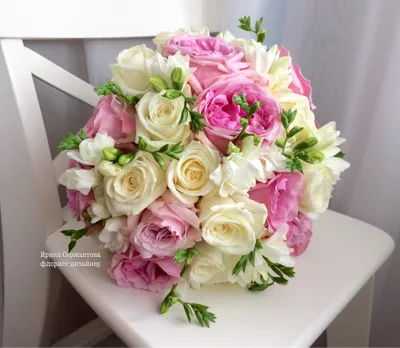 Бело-розовый букет невесты из пионовидных роз и фрезий | Flower  decorations, Wedding flowers, Floral wreath