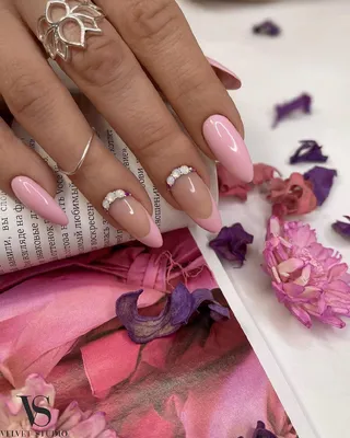 Выкладной френч с бабочкой и стразами в розовом цвете на длинные ногти.