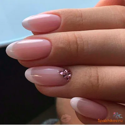 Аккуратный френч с розовыми стразами - фото дизайна ногтей