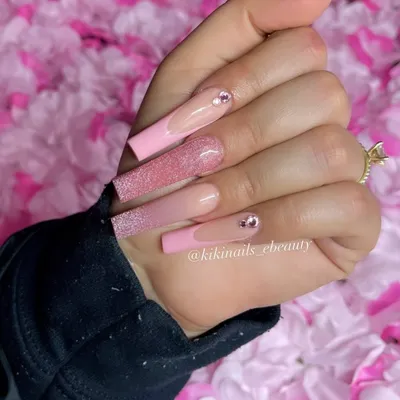 Розовый френч на квадратные ногти максимальной длины со стразами в лунках