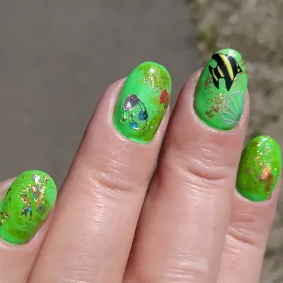 Маникюр с рыбками и цветной фольгой в кислотном цвете на короткие ногти.