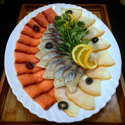 Рыбное нарезка,рыбное тарелка или рыбное ассорти незнаю как правильно  назвать но оно занимает одно из важнейших мест на праз… | Питание рецепты,  Холодные блюда, Еда