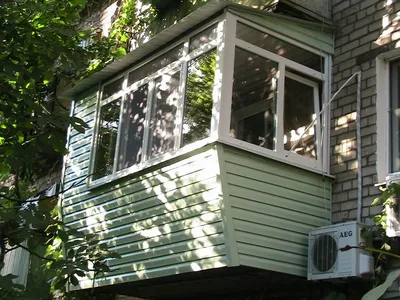 Внешняя отделка балкона сайдингом по выгодной цене от компании «Окна Family»