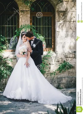 Красивый жених и невеста представляя в дворе замка Стоковое Изображение -  изображение насчитывающей ñ ñ‡ð°ñ ñ‚ñœðµ, coð²ð¼ðµñ ñ‚ð½o: 97224359