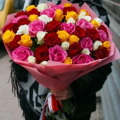 Цветочный курьер доставит букеты разных роз в Риге и Латвии