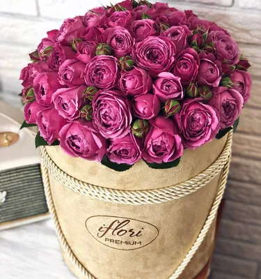 Букет цветов Хлоя XXL с пионовидными розами Мисти Бабблс в шляпной коробке  купить с доставкой в Москве