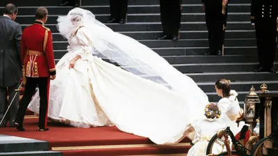Самые дорогие свадебные платья звезд: наряды принцессы Дианы, Виктории  Бекхэм и других | Glamour