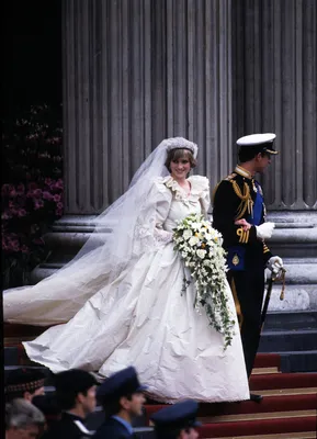 Свадебное платье принцессы Дианы впервые покажут за долгое время