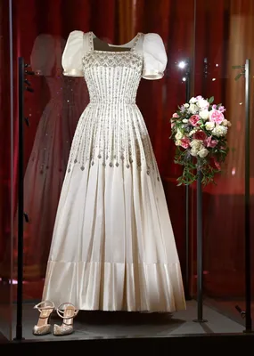 Во всех деталях: свадебное платье принцессы Беатрис выставят в Виндзорском  дворце | ELLE